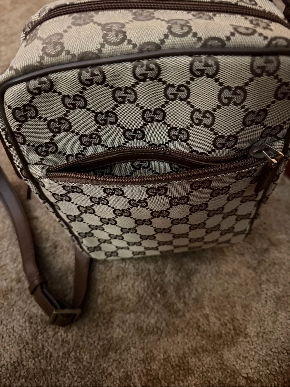 Gucci compact messenger